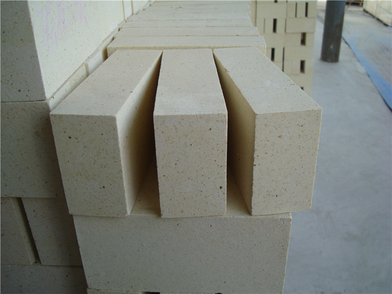 Use of refractory materials in glass melting furnaces